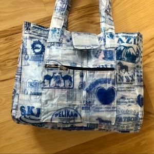 Upscale bag made of recycled plastics with pockets in and out.